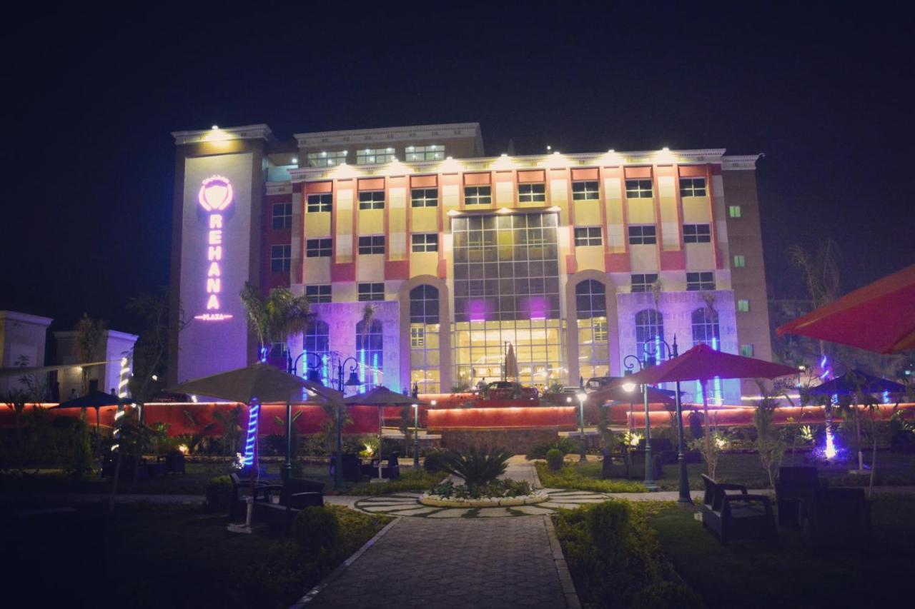 Rehana Plaza Hotel Cairo Exterior photo The hotel at night